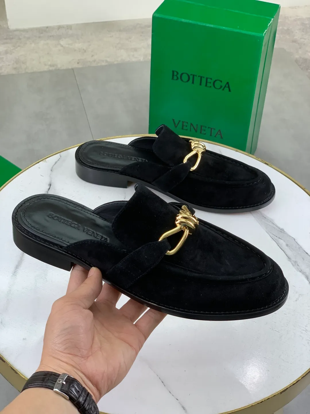 Men's shoes 💰P800 [New model] (genuine leather outsole) water-dyed cow lining 💰High-quality business couple half-slip leather shoes 💎💎💎 BOTTEGA VENETA official website synchronizes the latest top version of BV in the market, accepts material comparison, shoe type comparison, process comparison, practical and textured, versatile and suitable for any occasion, the more you look at it, the more flavorful it becomes. Purely hand-knitted craftsmanship - Upper material, calfskin imported from Italy 🇮🇹 - High-quality water-dyed cowhide lining - Original private model customized leather outsole -Size: Female 35-39 (40 ordered) Male 39-44 (38 45 can be customized) Color: Multiple colors available